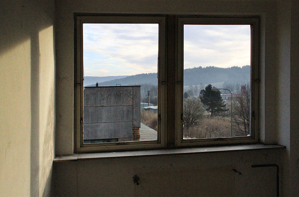 Zatímco za oknem se nad Náchodem probouzí nový den, nad stáčírnou minerálky Ida se smráká.