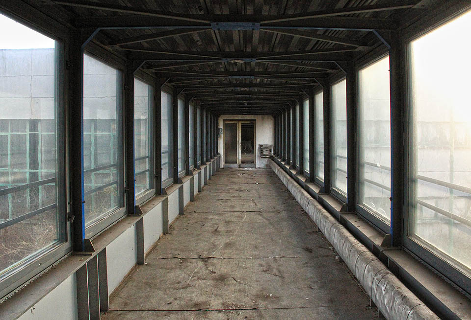 Spojovacím koridorem ve výšce prvního patra je administrativní budova propojená s výrobní halou, kde se minerálka upravovala a stáčela do lahví.