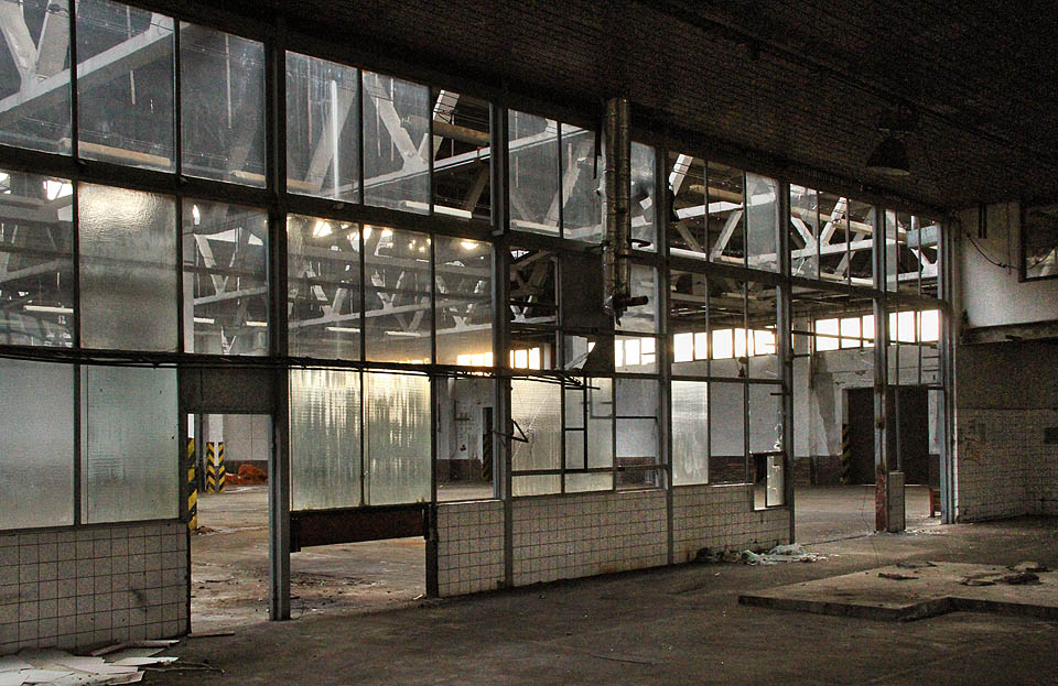 Rozbřesk pozorujeme skrz skleněné stěny tovární haly.
