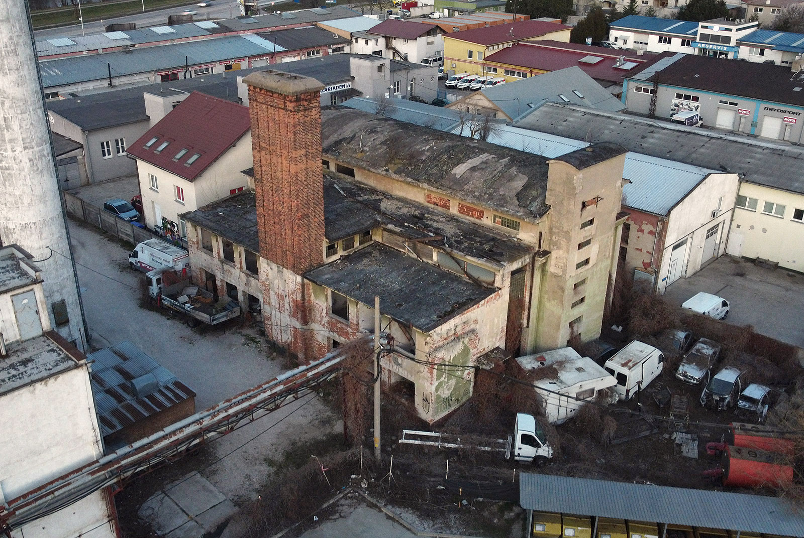 Letecký pohled na starou kotelnu v Nitře-Mlynárcích. Zcela vlevo je vidět betonový komín modernější plynové kotelny, která nahradila původní kotelnu uhelnou.