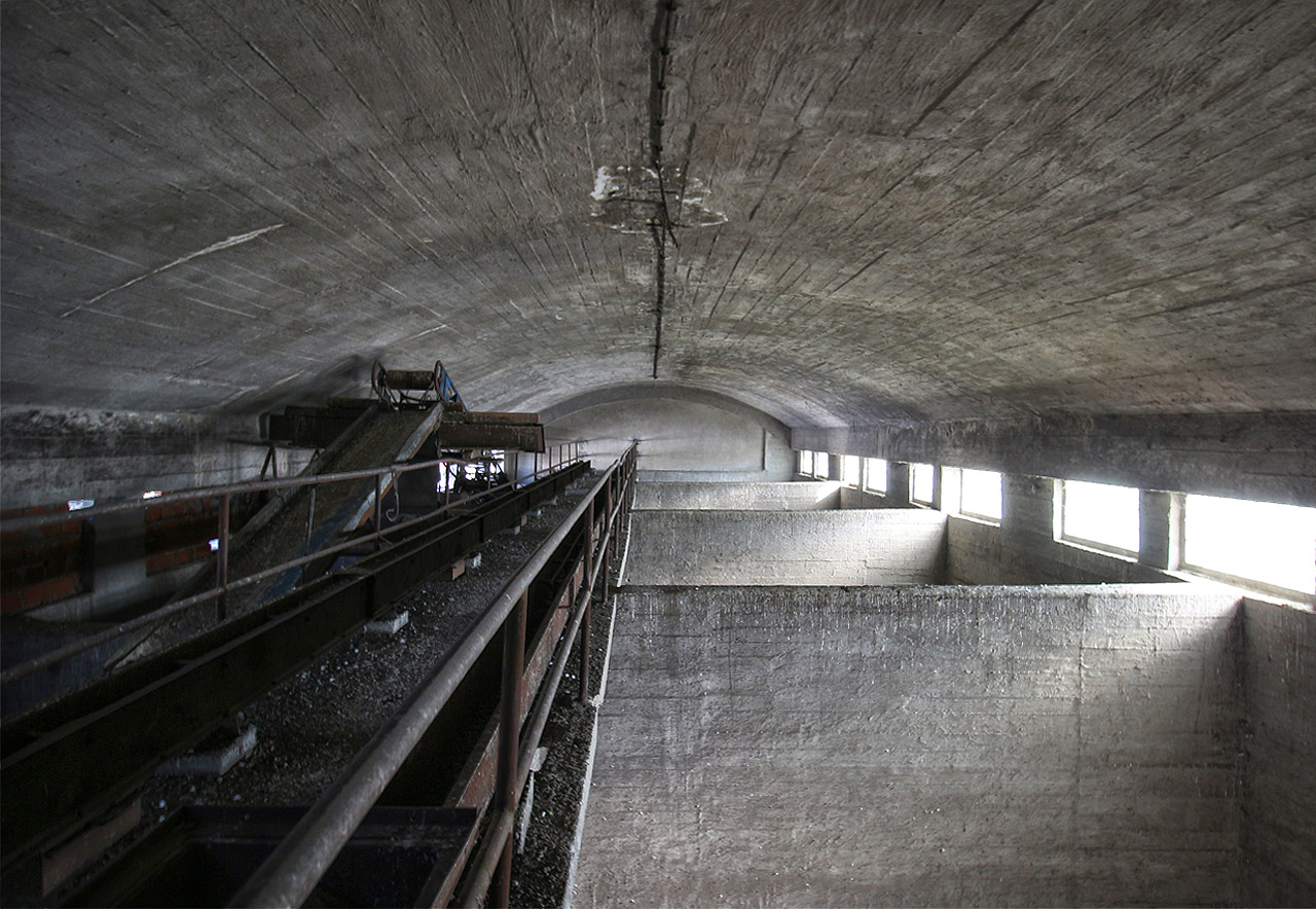 …nebo bez holubů. Po létech se místo uhlí v zásobnících hromadí spíš guano.