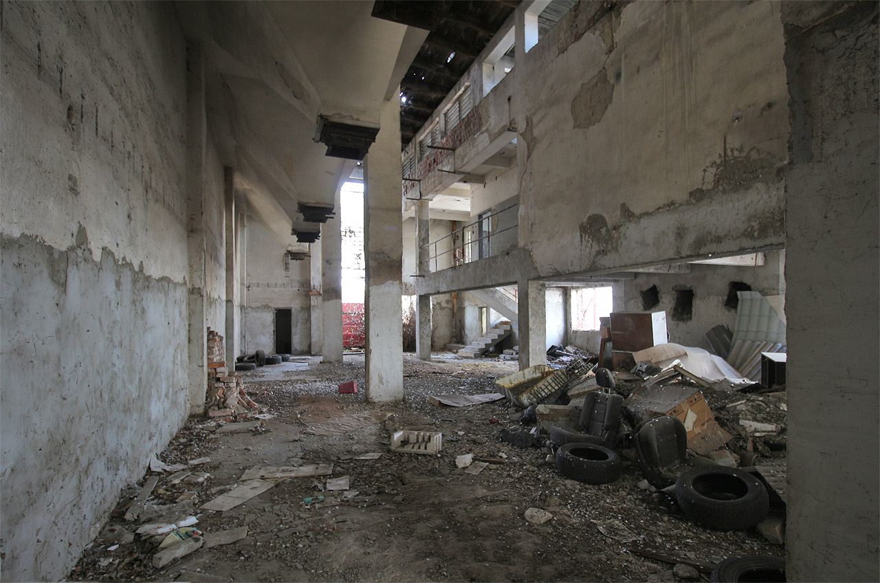 Hlavní prostor v hale, kde byly umístěny kotle. Jejich typ ani počet už dnes na místě nelze zjistit a popsat.