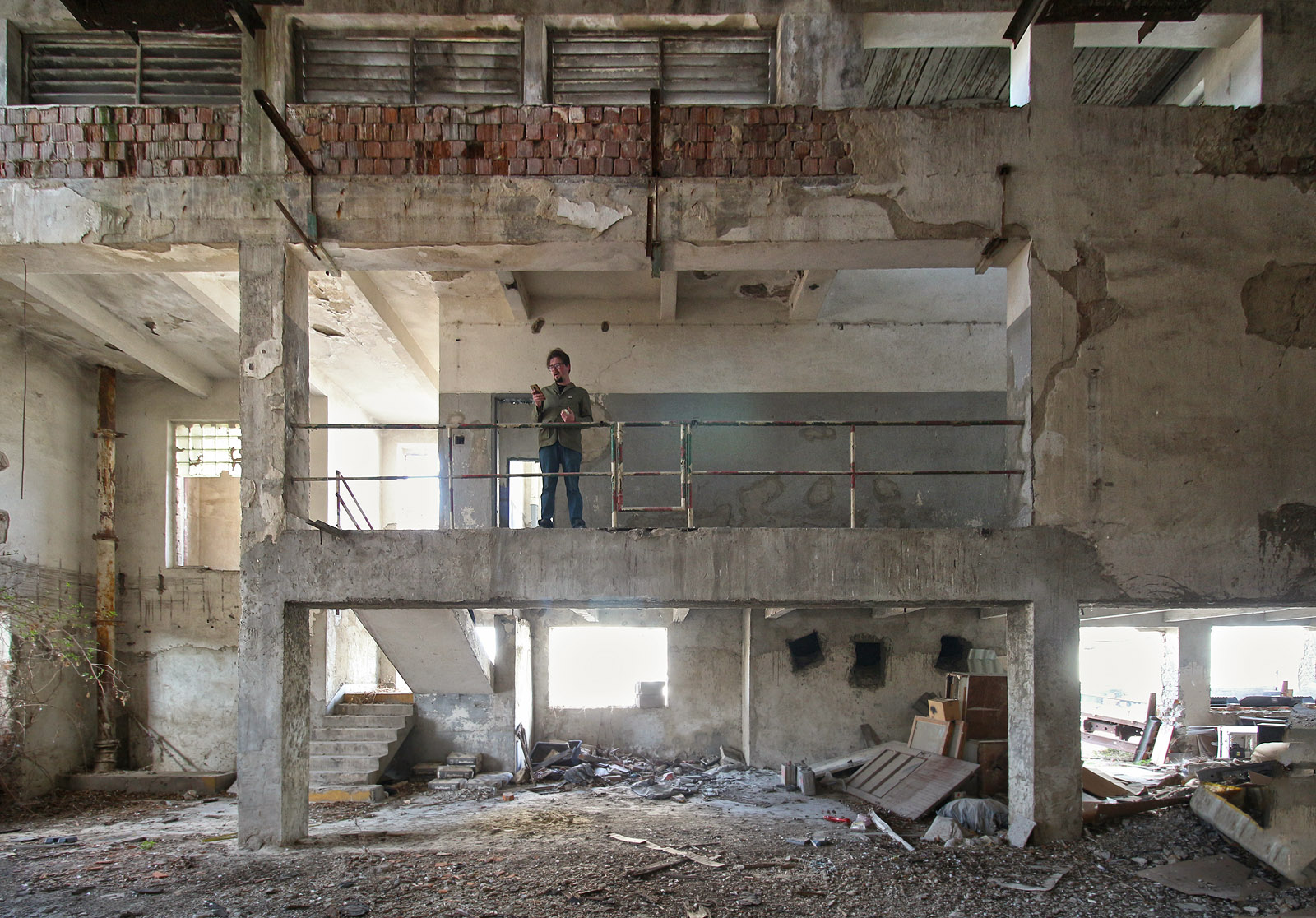 Pohled zpod zásobníků na uhlí (u východní stěny) směrem k západu na technické a pravděpodobně též administrativní zázemí kotelny.