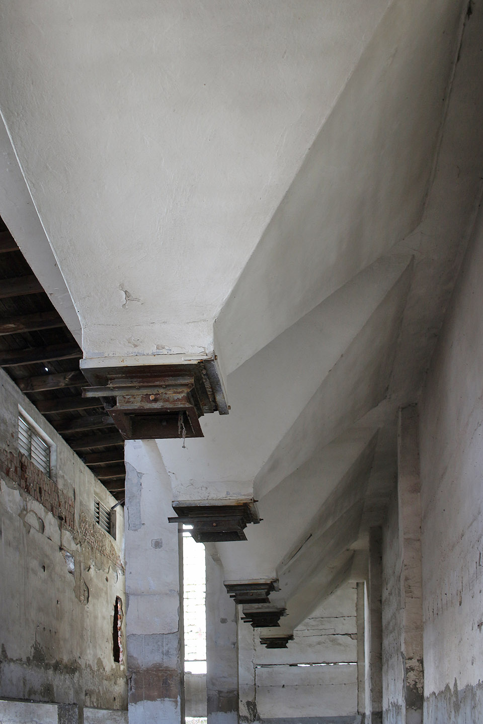 Betonové zásobníky na uhlí působí dojmem až jakési organické plnosti a hojnosti.