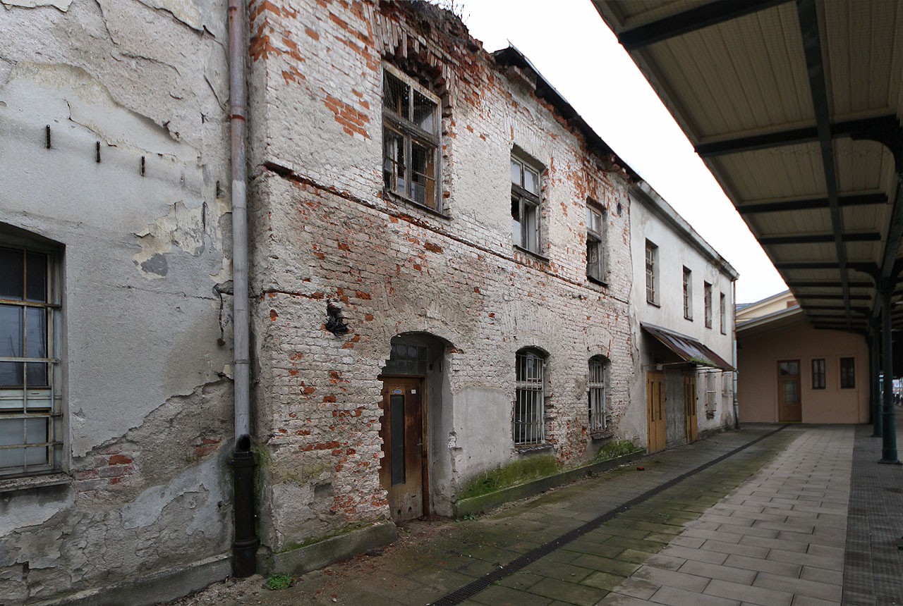 Pohled z prvního nástupiště na neuspokojivý stav fasády nejstarší budovy na přerovském nádraží.