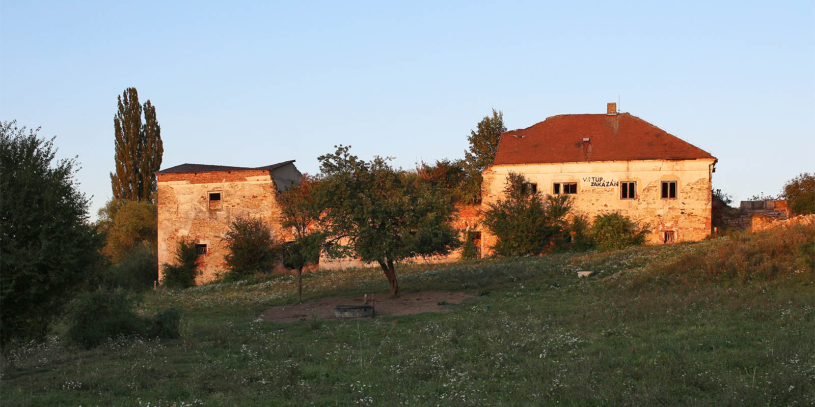 Pohled na statek Hruškovice od západu, tedy v záři zapadajícího slunce.