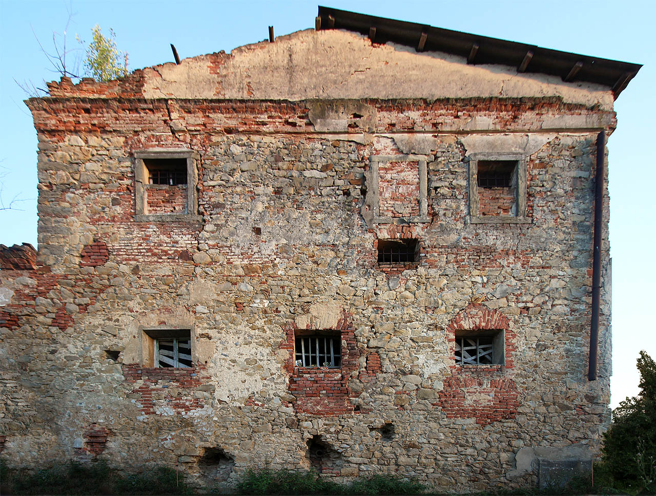 Stáří statku je otazné. Podle kamenného zdiva a četných přístaveb a dozdívek jej tipujeme nejpozději do 18. století.