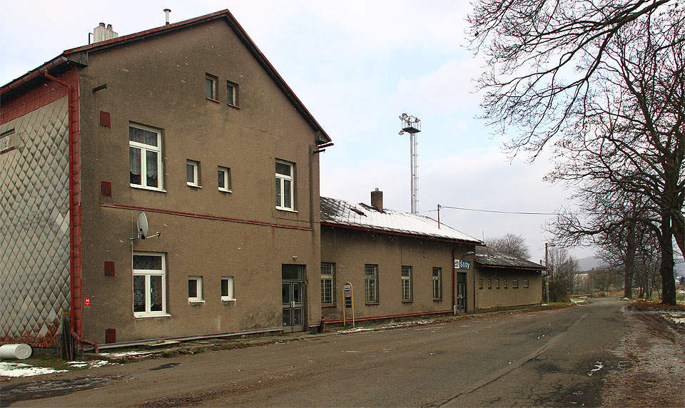 Pozdně podzimní pohled na železniční stanici Štíty ze strany od silnice a autobusové zastávky Štíty, žel.st.