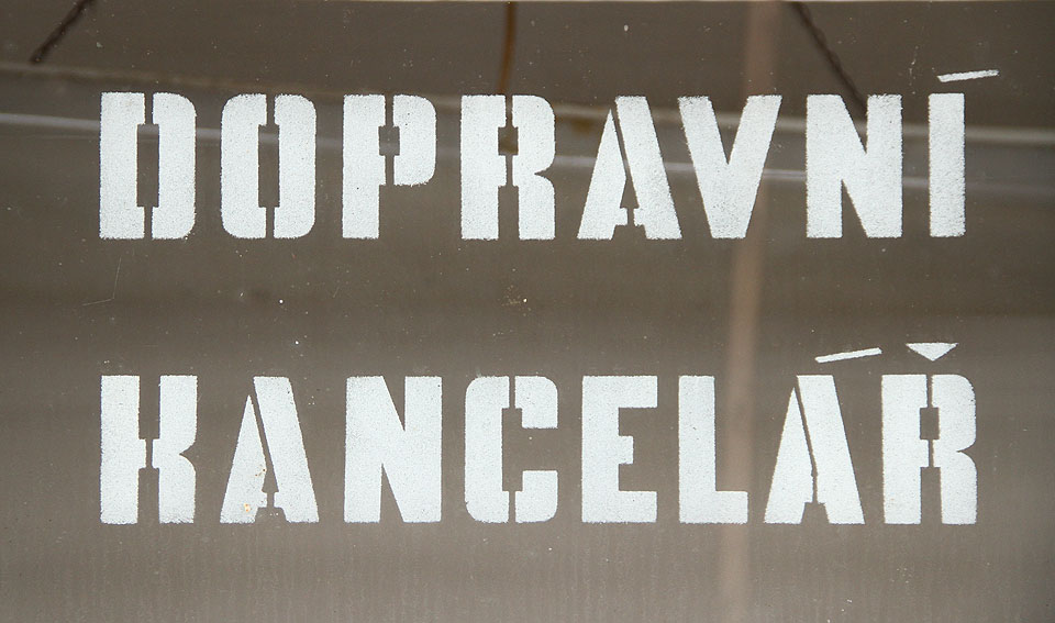 Po poslední rekonstrukci v 80. letech 20. století nahradily smaltované cedulky pouze nápisy nastříknuté barvou přes šablonu na skleněné výplně oken a dveří.