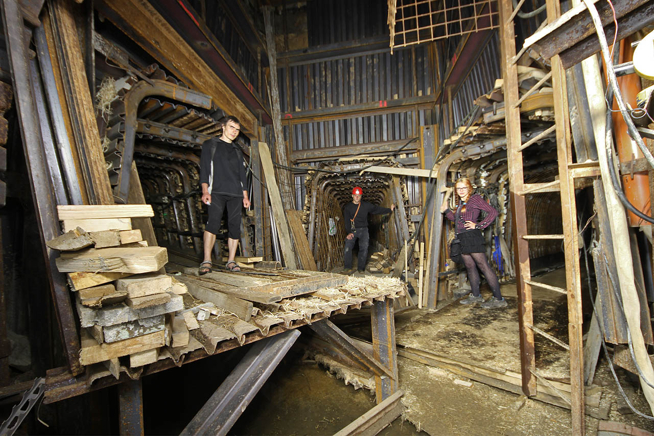 Pod ústím Lidické ulice do Moravského náměstí se aktuálně nachází další stavební jáma. Můžeme se proto vydat jednou ze tří cest proti proudu odpadní vody.