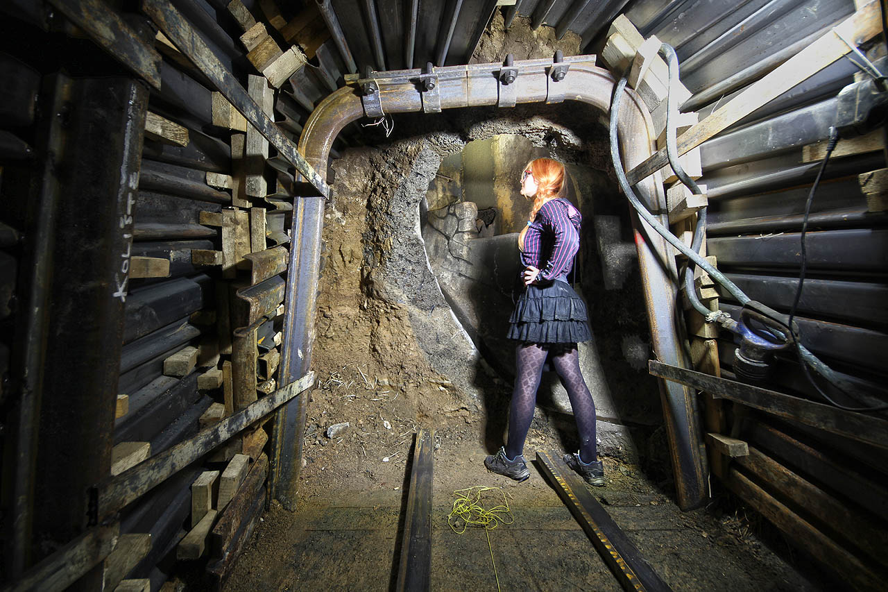 Stavba končí tam, kde se nově budovaná stoka připojí na dosavadní potrubí (často historické) kanalizace. Tady se nacházíme zhruba v prostoru pod tramvajovou zastávkou a odvážná školačka se dívá směrem pod klášter augustiniánů.