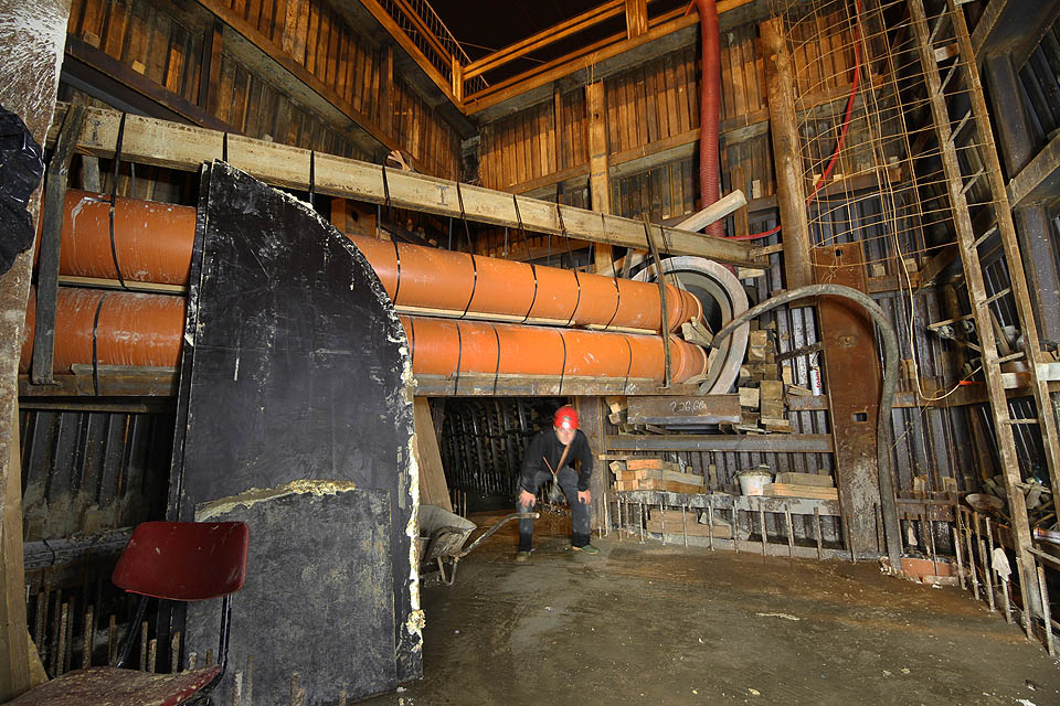 Stavební jáma na křižovatce ulic Koliště a Milady Horákové na kraji Moravského náměstí se nachází na místě rozdělovací komory RKC01. Odpadní voda přitékající z výše položených částí města se tu může vydat buď do povodí kmenové stoky B na levém břehu Svratky nebo do kmenové stoky C na pravém břehu Svitavy.