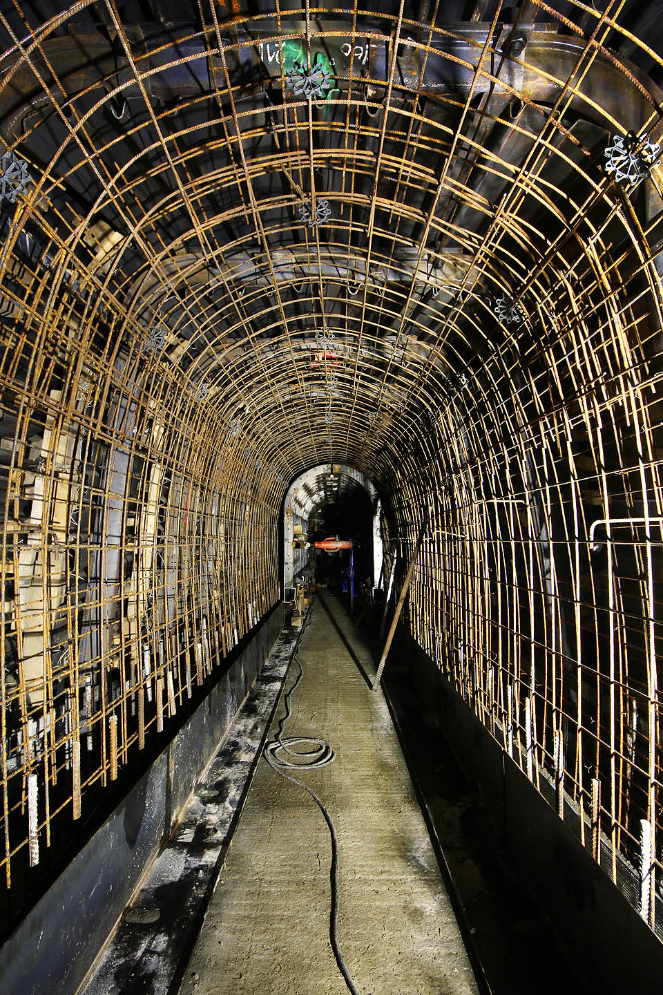 Hotová armatura pak čeká na mobilní bednění, které vytvoří vnitřní stěnu pozdější stoky.