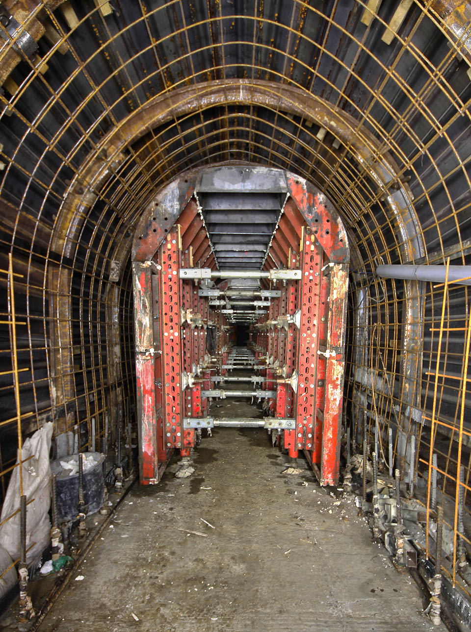 To je ono - posuvné bednění, které se přemisťuje po předem vybetonovaném a vyarmovaném dně stoky. Jakmile je v definitivní poloze, pomocí mechanických nebo hydraulických rozpínáků se natvaruje podle požadovaného profilu.