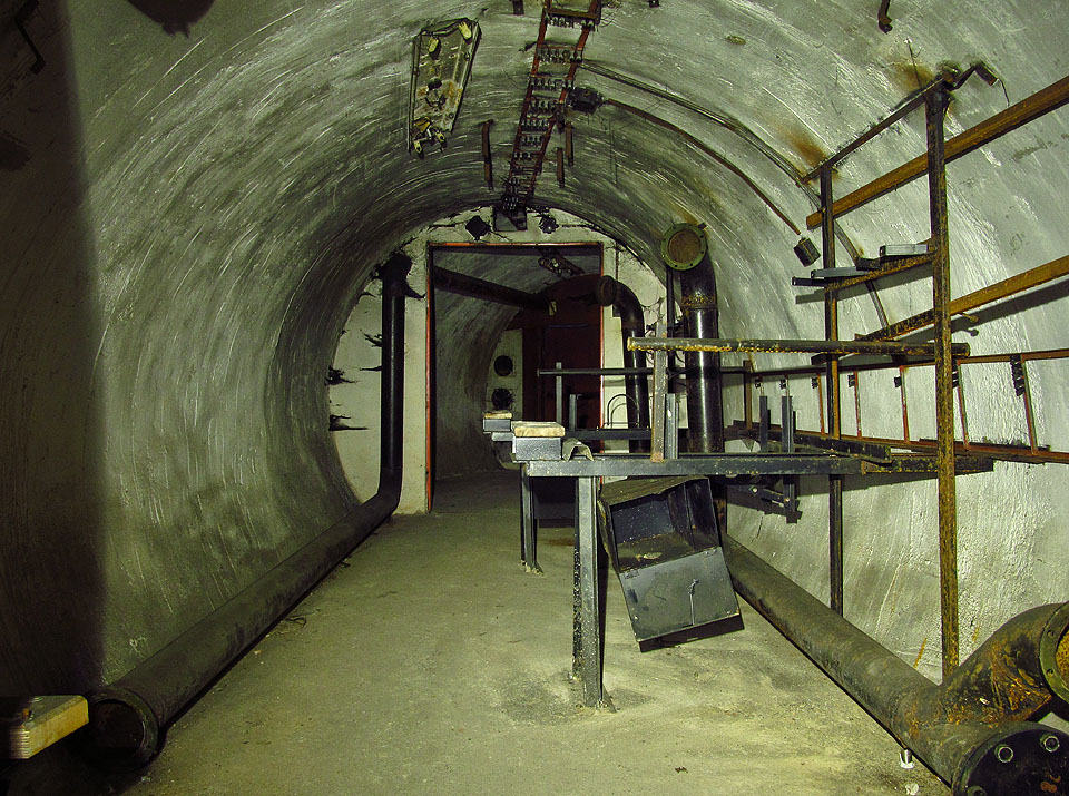 Pozůstatky vzduchotechniky, jejíž hlavní soušásti ze štoly zmizely už před léty.