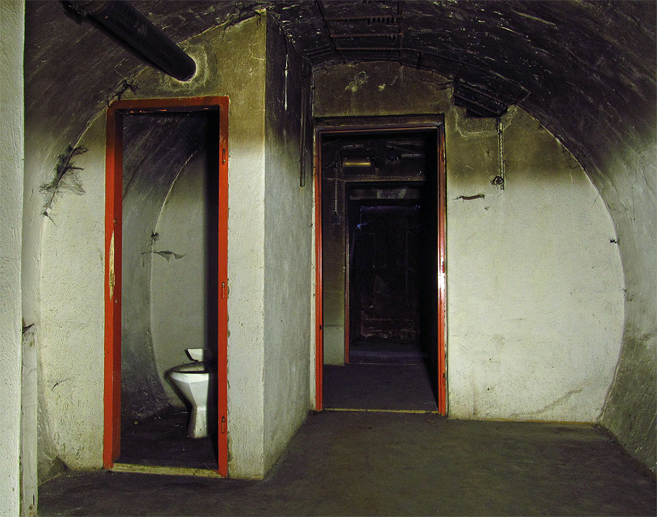 První záchod v chodbě kruhového profilu je připraven k okamžitému použití.