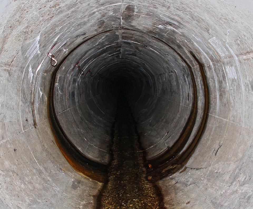 Přes železobetonovou vyzdívku na několika místech pronikají železité a vápnité průsaky.