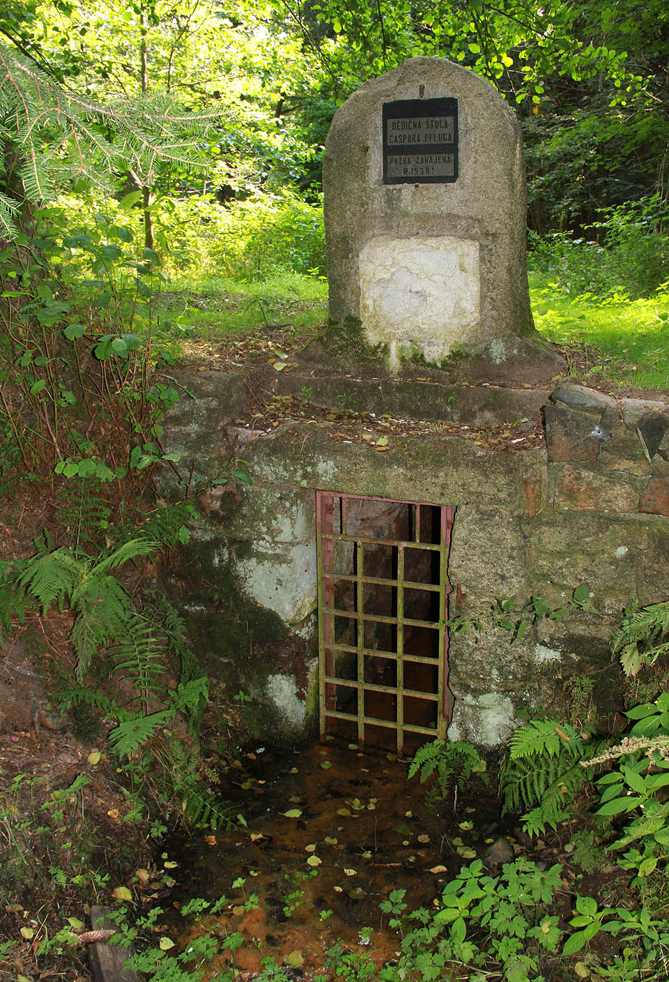 Vstup do štoly je na nenápadném místě pod silnicí. Historická kamenná i méně historická kovová deska z pomníku zmizely, vstup do spletitého labyrintu dolů pod Horním Slavkovem kryje (obvykle) neprůchodná mříž.