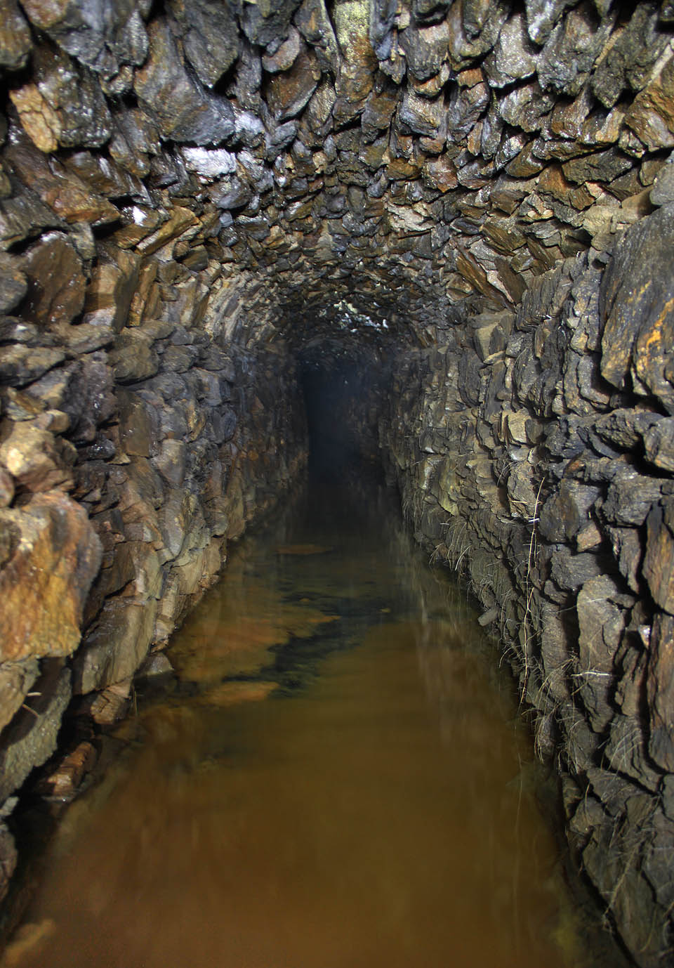 Teprve dál od vchodu se voda plná rozpuštěných solí z těžených rud trošku pročiří. V horkých letních dnech se v úvodní části štoly vznáší oblaka mlhy ze sražené vzdušné vlhkosti.