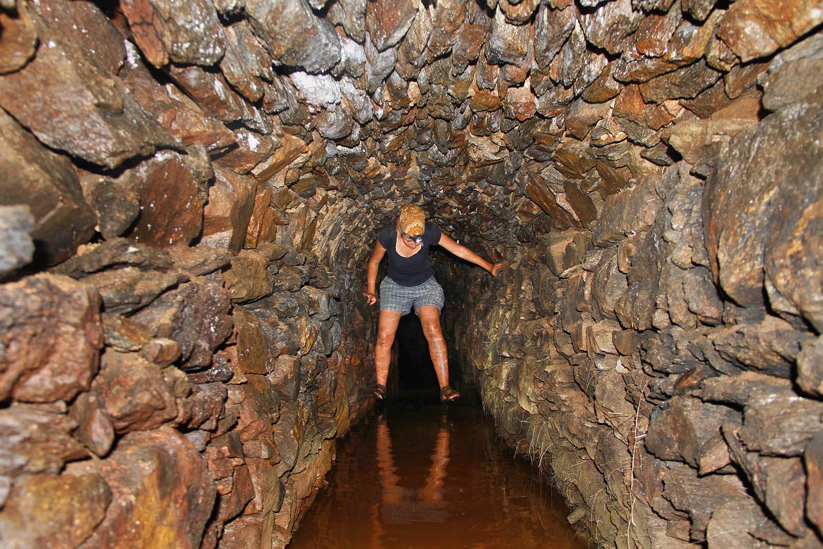 Odvážná školačka si tentokrát naplnila kapsy héliovými balónky, aby se udržela nad hladinou nevábné kapaliny. Stačí se jí odstrkovat od stěn a stropu a proplouvá chodbou jako vzducholoď.