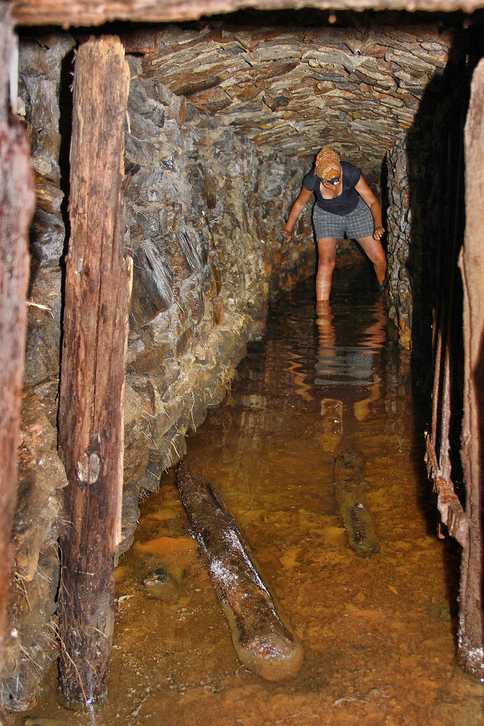 Balónky ovšem časem zplihnou a je nutné pokračovat ve vší vlhkosti. Také výdřeva, kdysi pravidelně obnovovaná, už není v nejlepší kondici. Dřív nebo později se štola zhroutí docela.