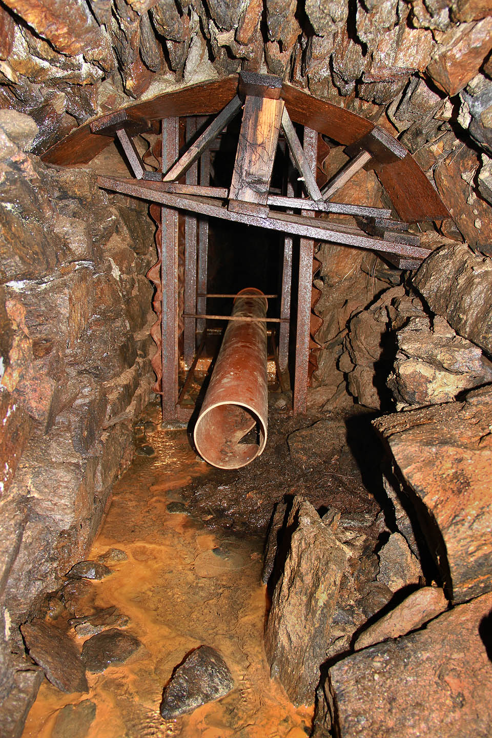 Pokračovat lze štolou v délce několika desítek metrů, ale v cestě stojí stále více tísnivých překážek. Pozitivní je skutečnost, že o záchranu alespoň části štoly se stále ještě pečuje a propady z povrchu jsou zazdívány.