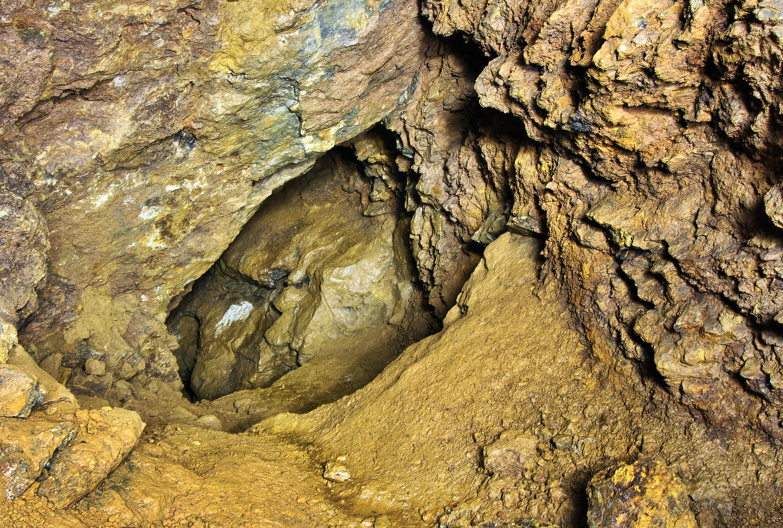 K sestupu do nejnižší úrovně chodeb je třeba sešplhat několik krkolomných pasáží.