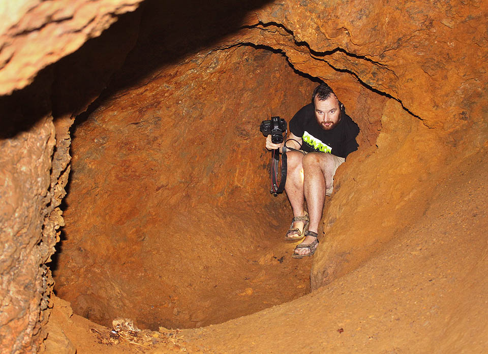Autor článku se pomalu obaluje oranžovým bahnem prosyceným oxidy železa. To se jim to muselo na Šmelcovně hezky tavit.