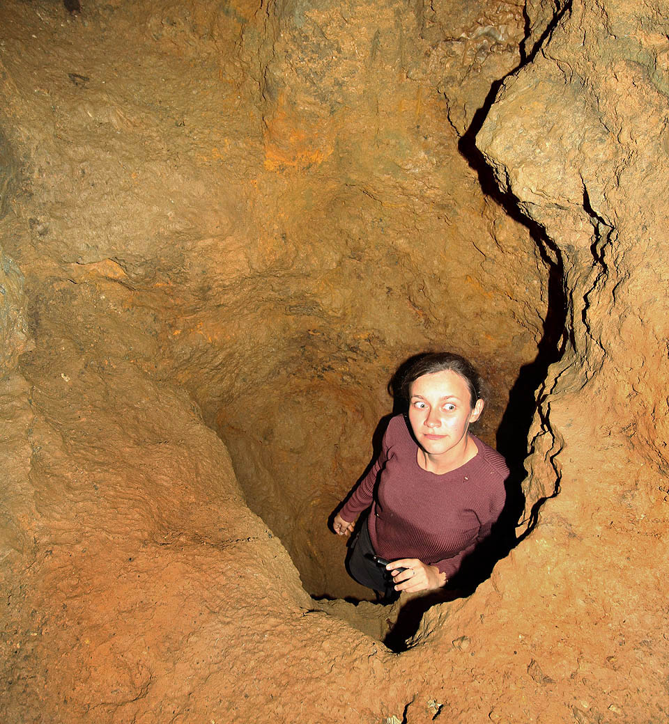 Kde se vzala, tu se vzala, najednou na nás zírá odvážná školačka. Vypadá to, že ji červi zatím nesežrali. Chvíli na nás valí oči a pak nás zve dolů, do nejnižších pater.