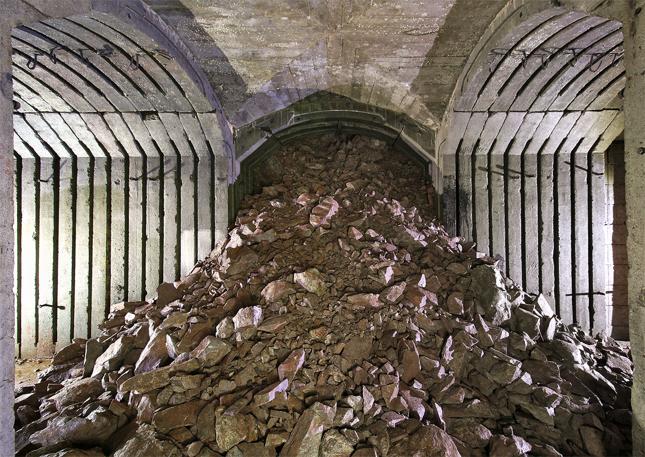 Ve štole se nachází několik nedokončených rozrážek, ze kterých se do hlavní chodby valí nesourodá hornina. Ostění je na křižovatkách tvořeno betonem litým na místě do bednění. 