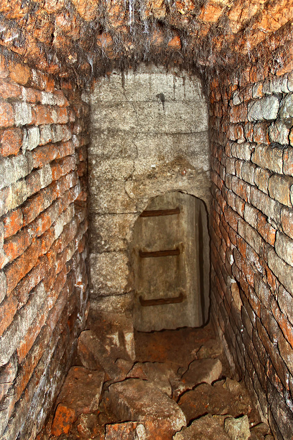 Odbočení z betonové šachty Krysí štoly se nachází asi v jedné třetině hloubky. Na první pohled se zdá, jako by průlez byl dodatečně vylámán ve stěně šachty.