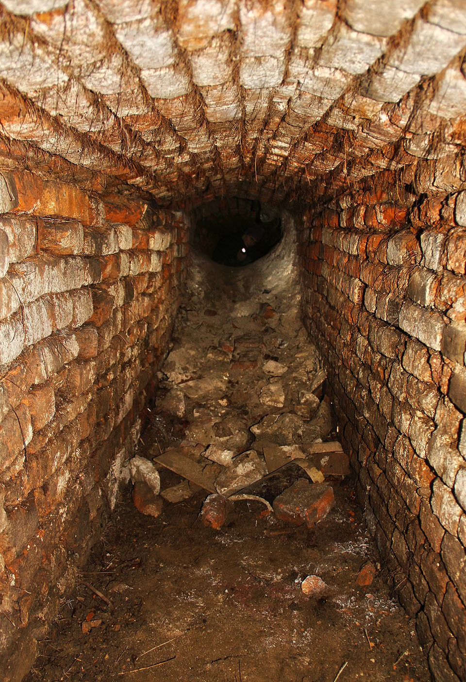 Na několika místech odpad naházený šachtami z povrchu téměř přehradil štolu závalem. Zde jsme ještě prolezli…