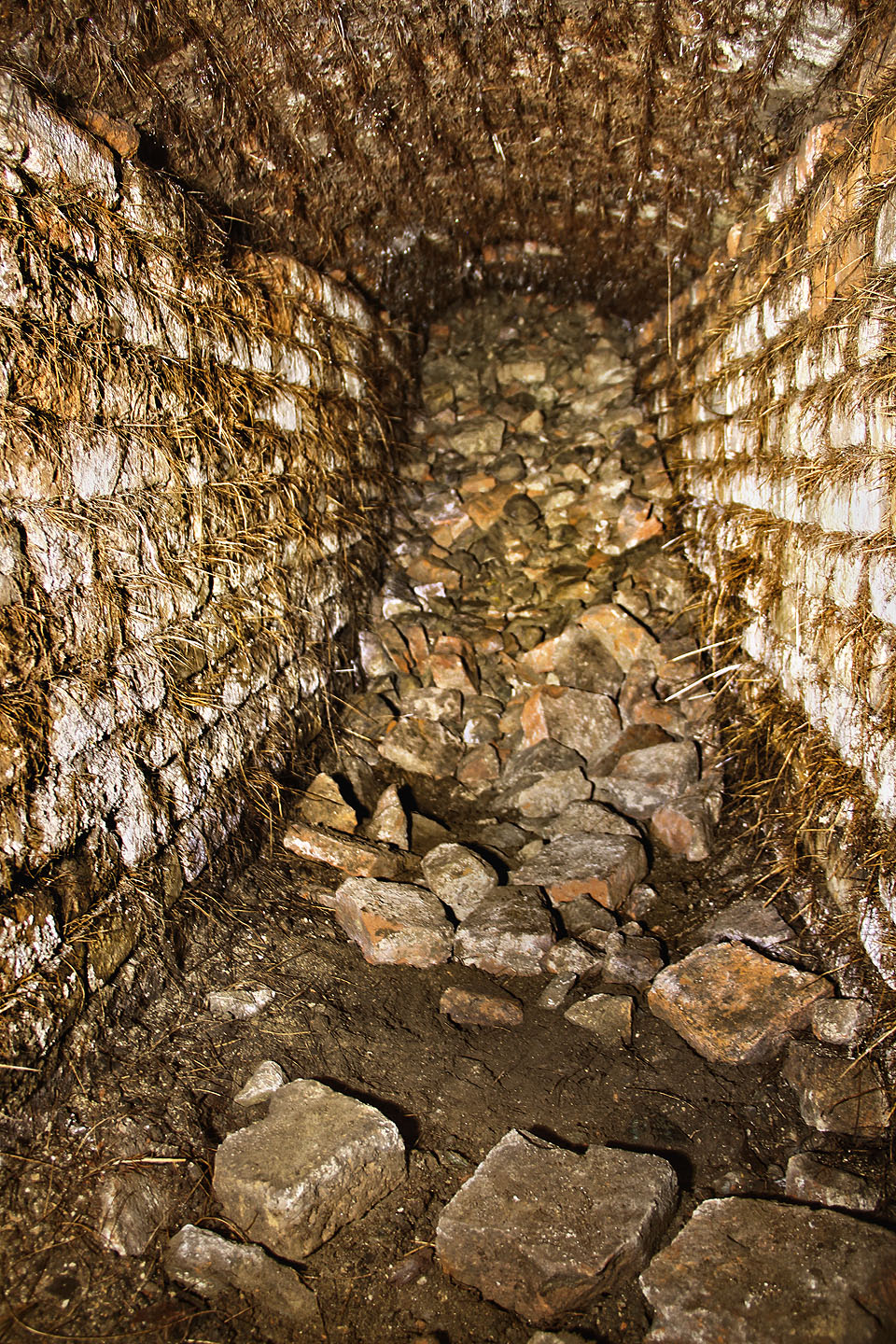 …štola však končí nedaleko, tentokrát beznadějně zasypána kamením s stavebním odpadem. Očekáváme však, že vedla okolo celého hradu.