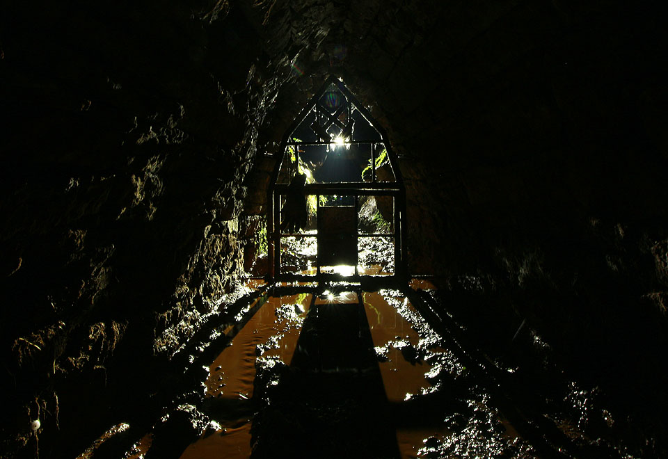 Goticky zalomené kamenné klenutí štoly svádí k odhadům o mnohasetletém stáří štoly. Zřejmě však bude o tři sta let mladší - „až“ ze 17. století.