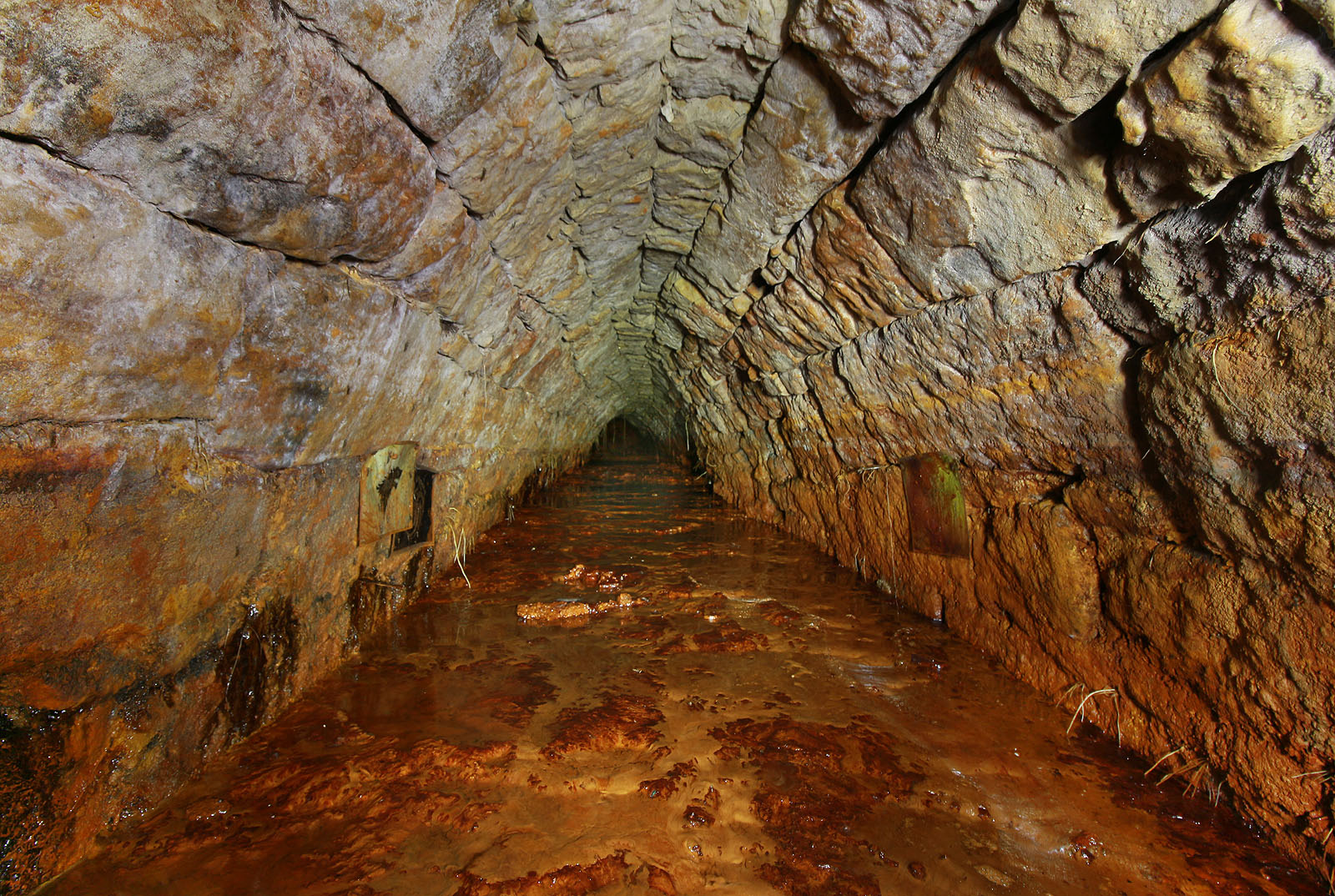Postup dál do nitra štoly je prakticky nemožný. Snad na nafukovacím lehátku by se podařilo poodhalit tajemství neprozkoumané odvodňovací štoly.
