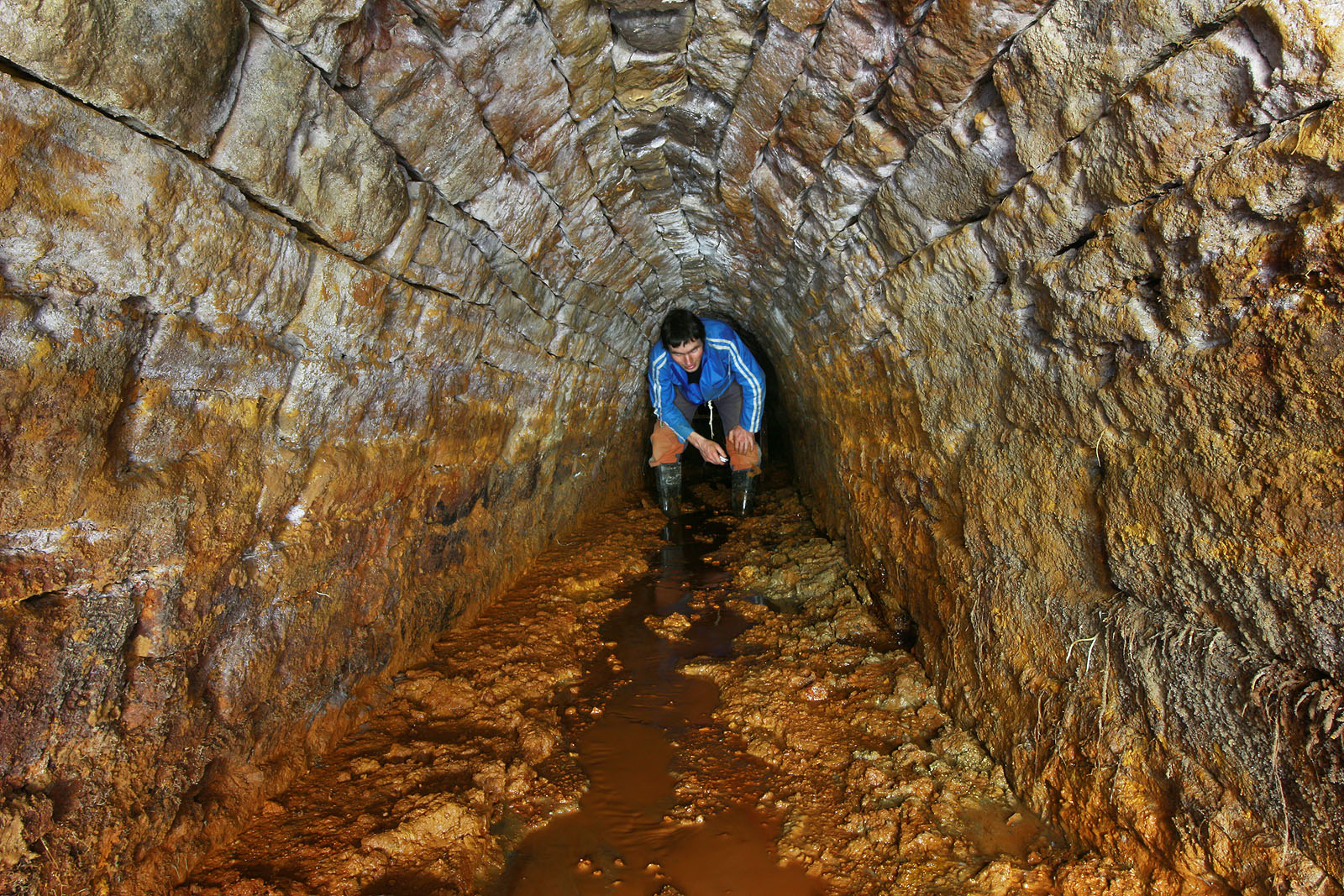 Průchod štolou je méně než jednoduchý. Zpočátku jej lze podniknout v holínkách, které se do mazlavé hmoty boří jen asi 20 cm, ale jak vrstva narůstá, je pohyb možný stále méně. Po padesáti metrech už bahno dosahuje tak vysoko, že pokračovat (vleže) je vysloveně nebezpečné.