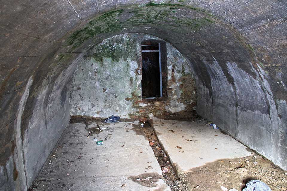 Betonové předsálí středověké štoly.