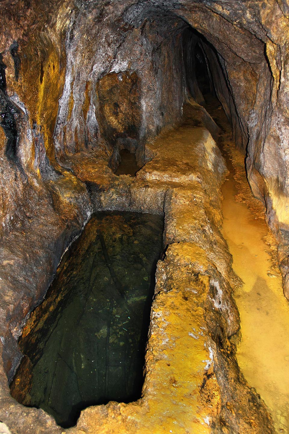 Větší jímka má hloubku přes 2 m, menší sotva půl. 