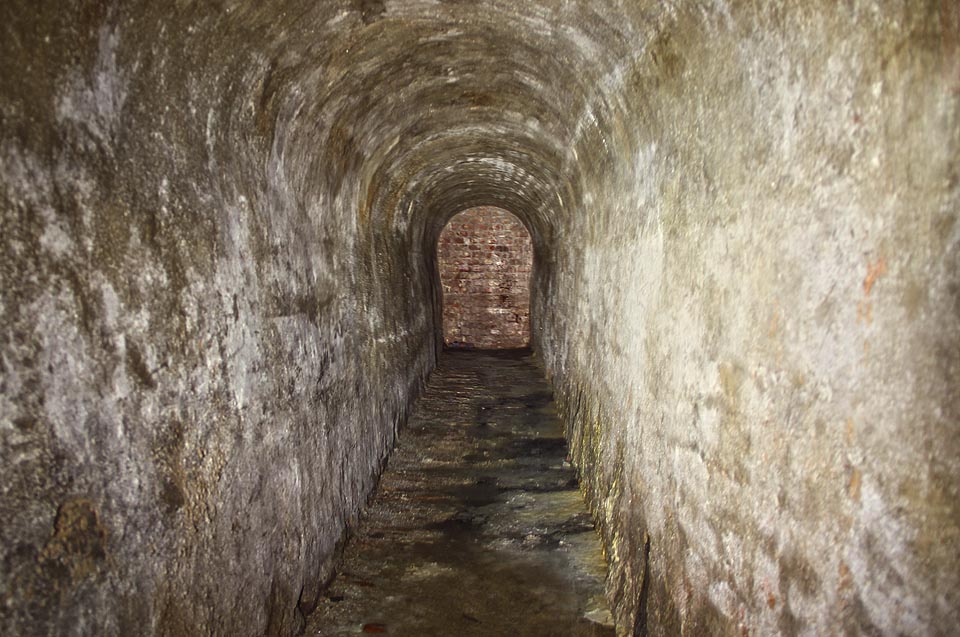 Začátek štoly pod Solniční ulicí je tvořen mladší vyzdívkou. Někde tady vtékal pod zem potok ze špilberského úbočí poté, co protekl předměstskou osadou Švábkou.