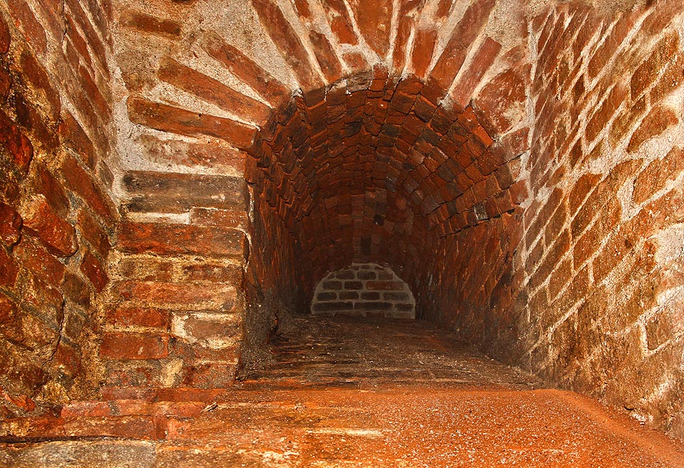 Jedna z mnoha zazděných „přípojek“ k zaniklým domům nad štolou.