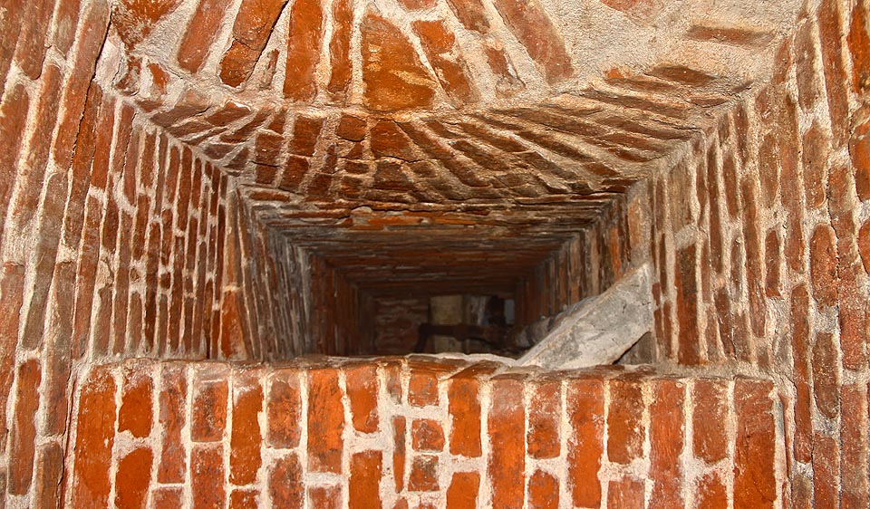 Občas do štoly ústí svislé šachty nejrůznějších profilů. Pravděpodobně spojují prostor se sklepy a kanalizačním systémem a část bude jistě dodnes neprobádaná.