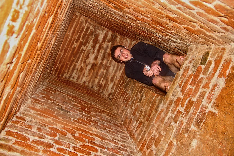 Voda z odbočných štol zde musela spadnout někdy i do značné hloubky. Do některých štol se nám podařilo vyšplhat.