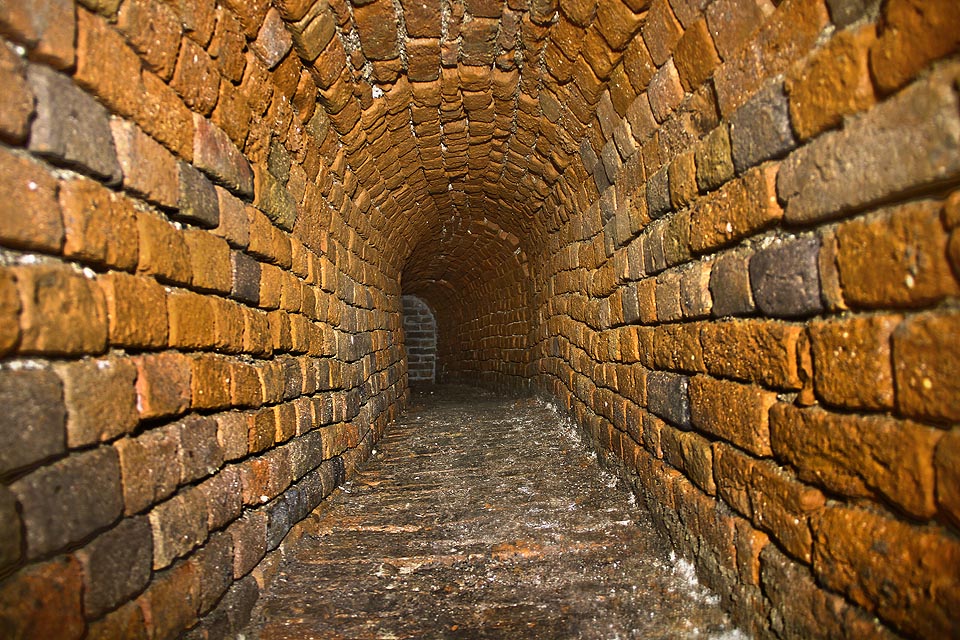 Žel všechny průchozí odbočky (tato vedoucí k jihu pod Rašínovou ulicí) končí slepě.