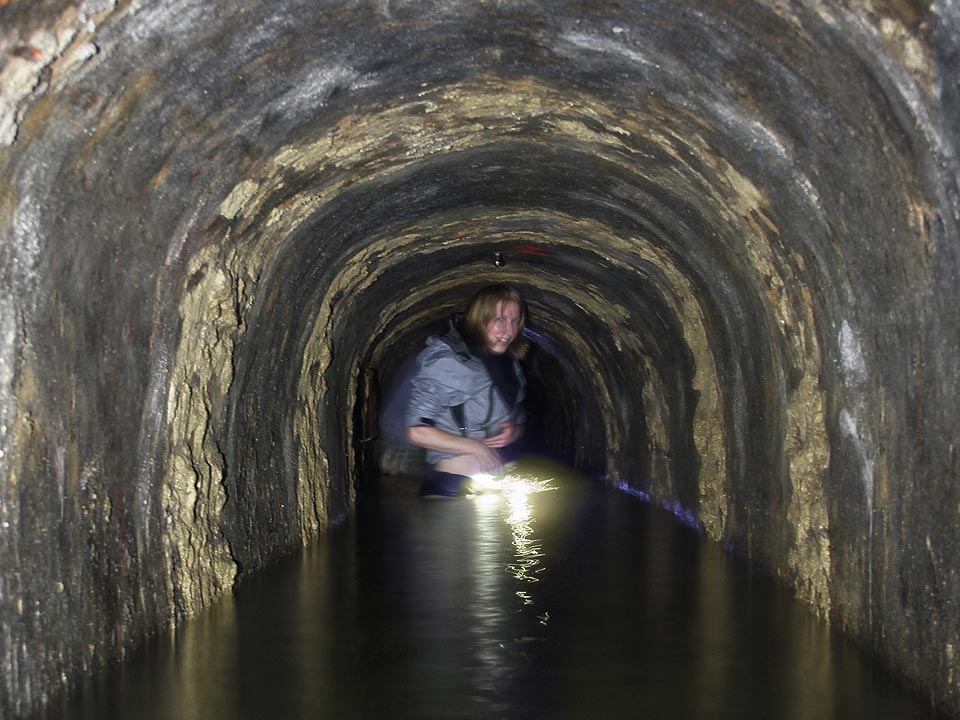 Tam, kde voda dosahuje nad pás, zatím průzkum končí. Bude zapotřebí lepšího vybavení.