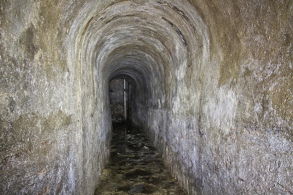 Štola se lomí v pravém úhlu a směřuje k východu. Tam někde v dálce tekla Ponávka, do které se potok vléval.