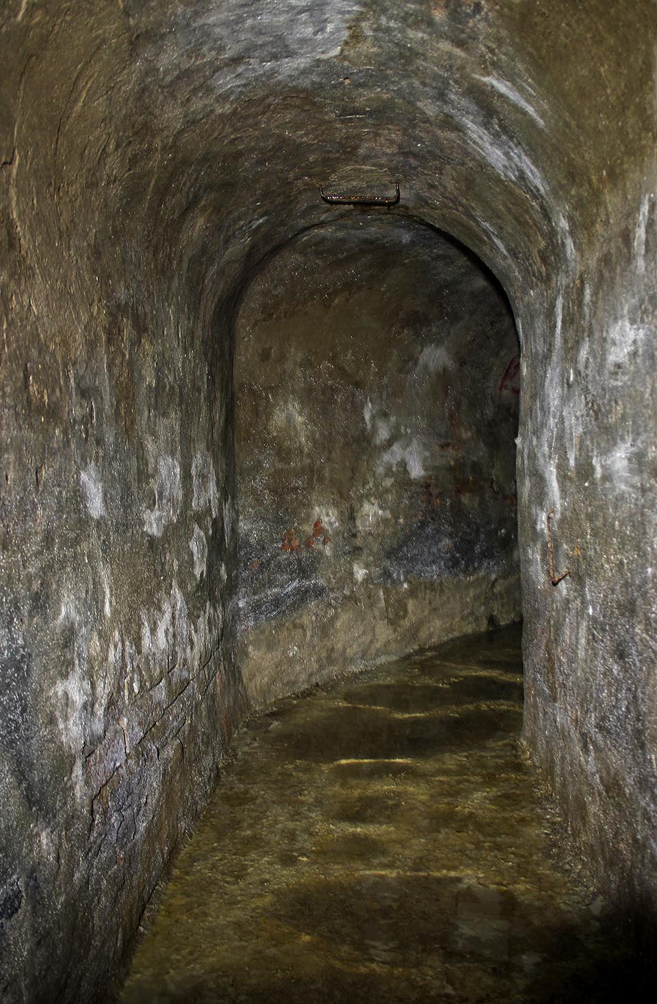 Štola nerespektuje uliční síť. Klikatí se podle středověkých hradeb pod celými bloky.