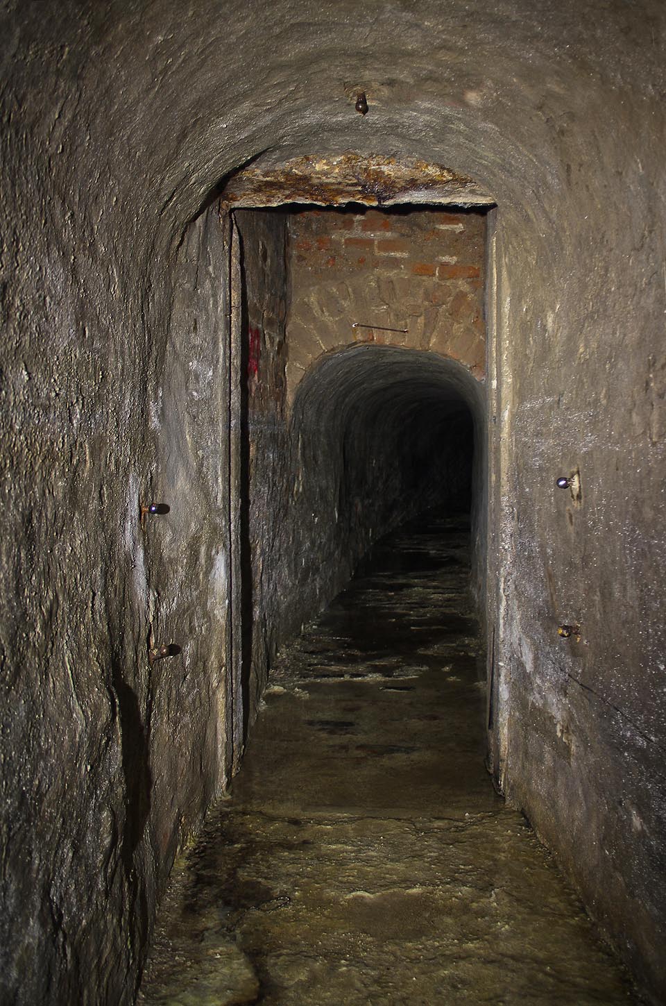 Kamenné veřeje na místě, kde snad štola procházela mříží pod hradbami.