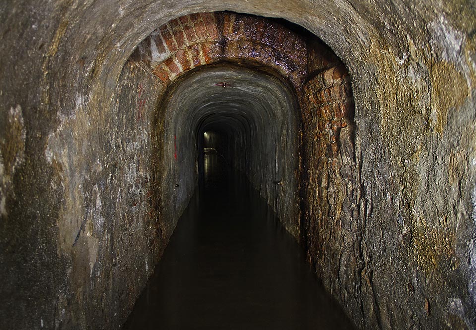 Do štoly jsou na mnoha místech a obvykle shora zaústěny menší stoky již neexistujících domů.