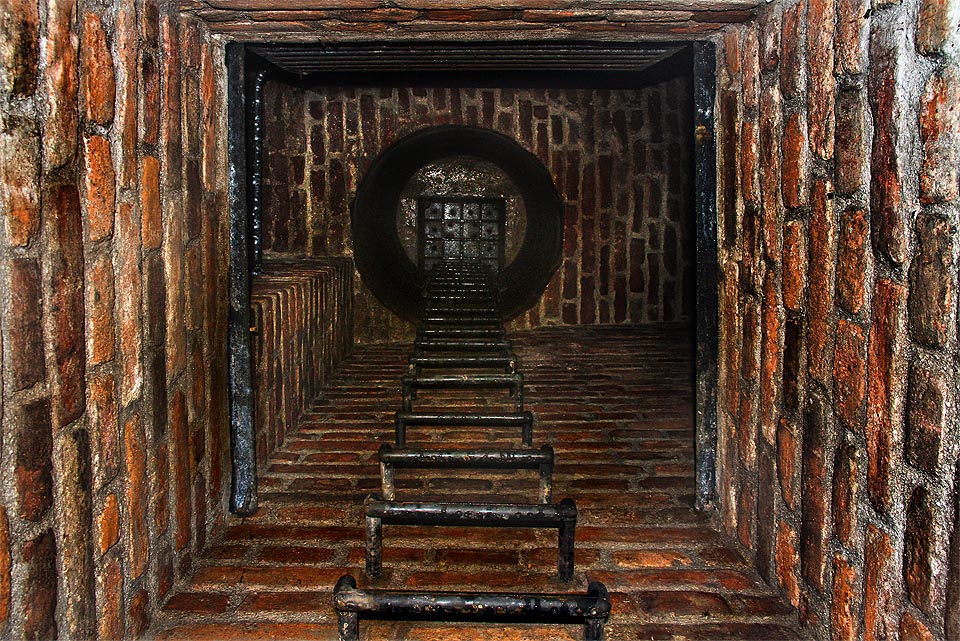 Tam, kde vede štola pod ulicemi, existují vstupní šachty cca 7 m hluboké.