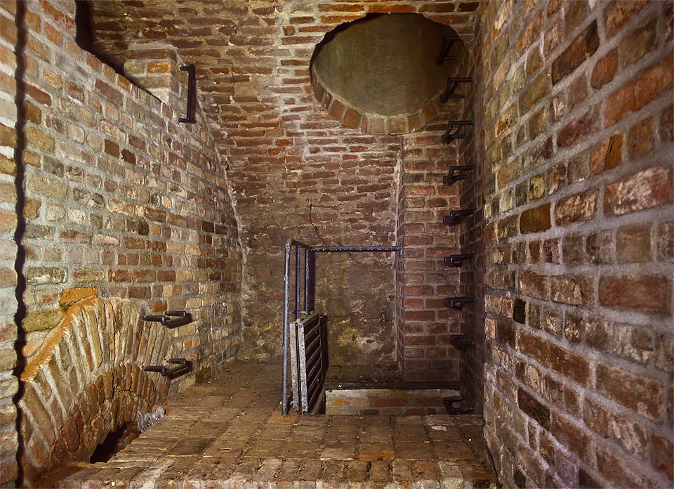 Některé šachty se dále větví do mimoběžných štol různého stáří, účelů i směrů.